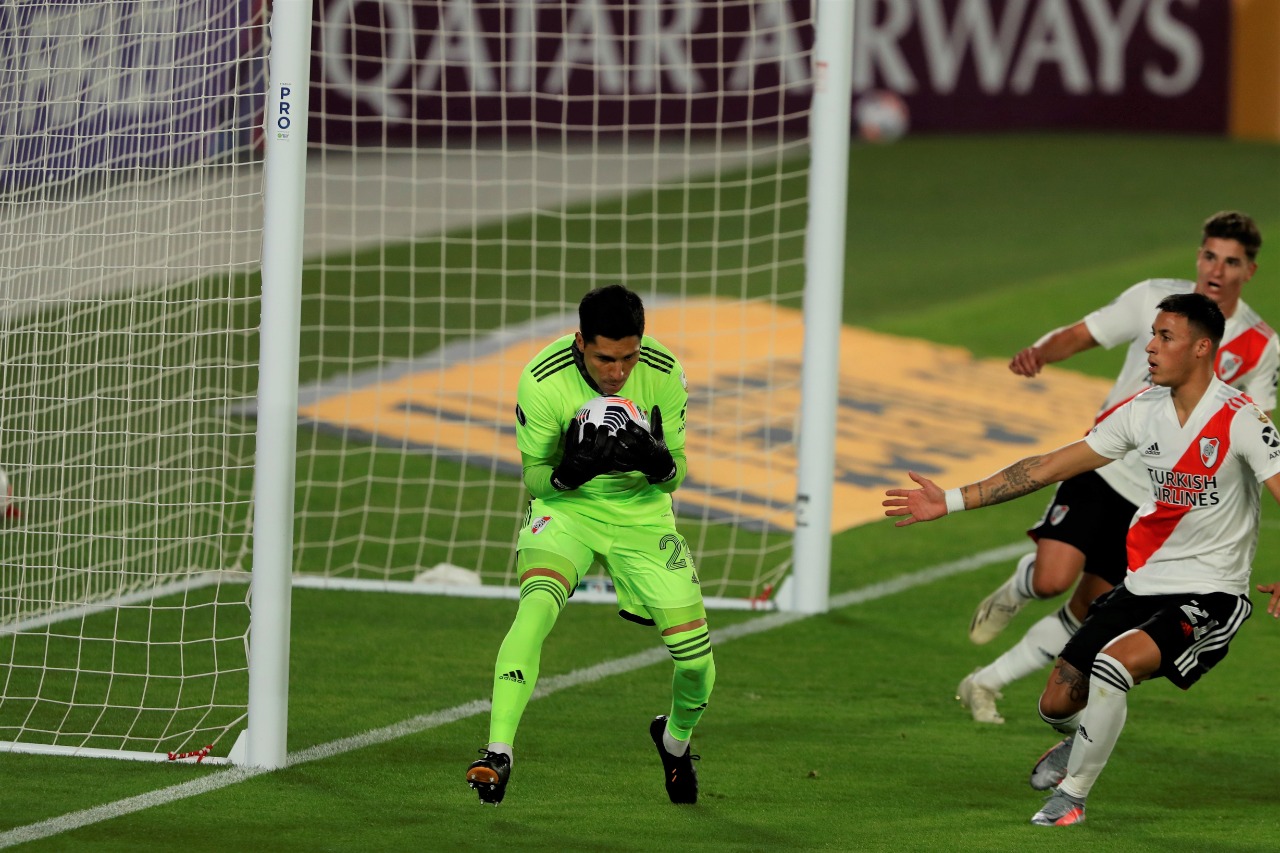 Copa Libertadores: con Enzo Pérez en el arco, River ganó 2-1 y dio el batacazo