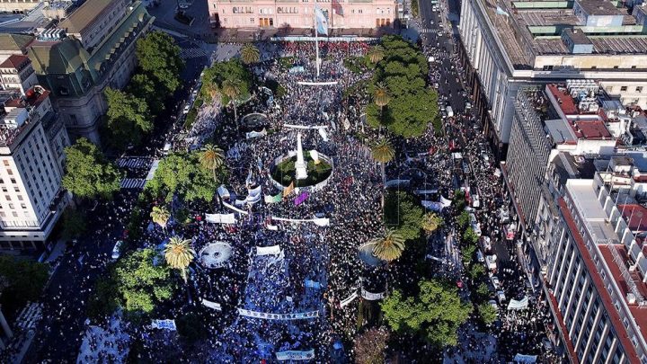 Militantes y organizaciones sociales colmaron Plaza de Mayo por el Día de la Lealtad
