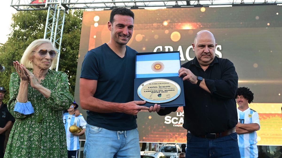 Scaloni recibió el homenaje de Pujato y remarcó que la “selección juega para la gente” post thumbnail image