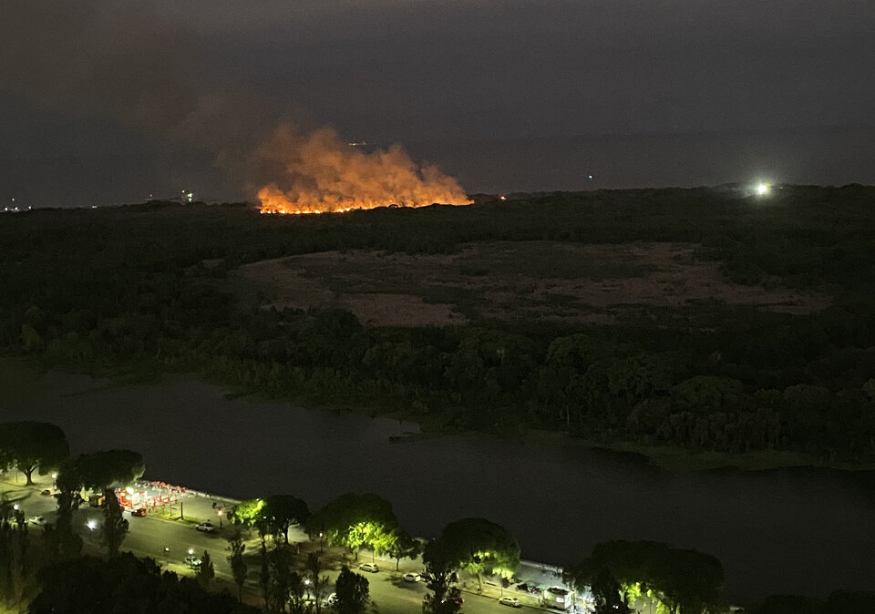 Incendio en la Reserva Ecológica: los bomberos apagan los últimos focos post thumbnail image