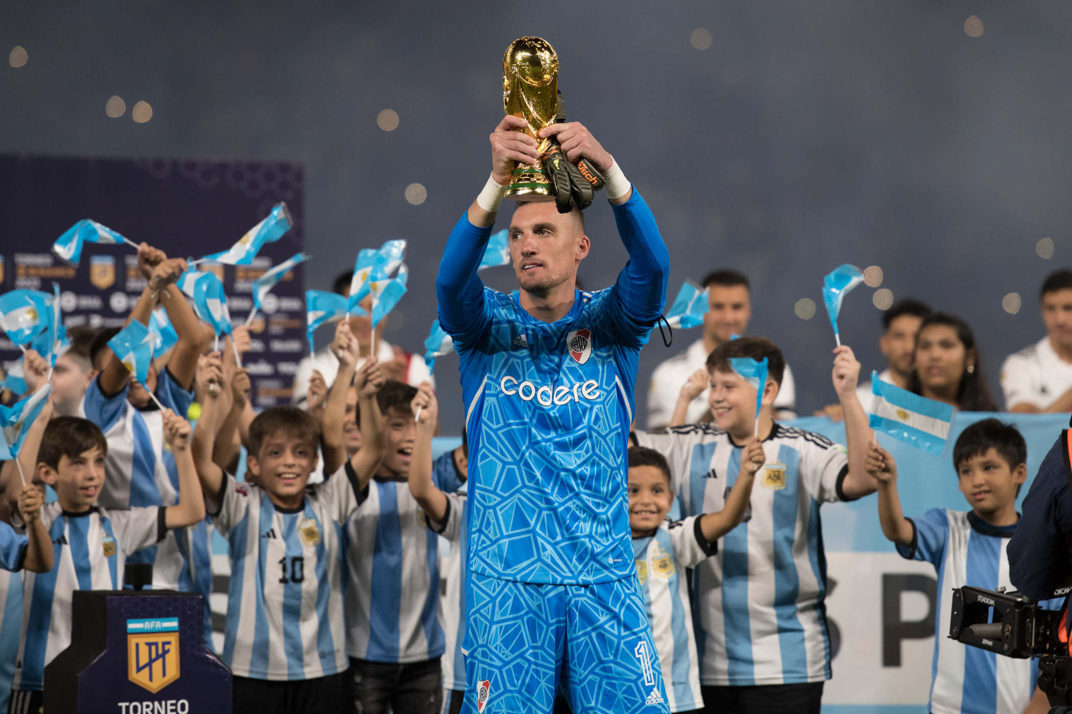 Franco Armani, Campeón del Mundo, fue homenajeado en la previa de Central Córdoba vs. River post thumbnail image