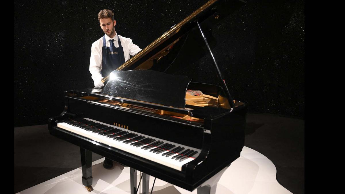 Subastan los objetos de Freddie Mercury: desde su piano hasta el peine para bigotes post thumbnail image