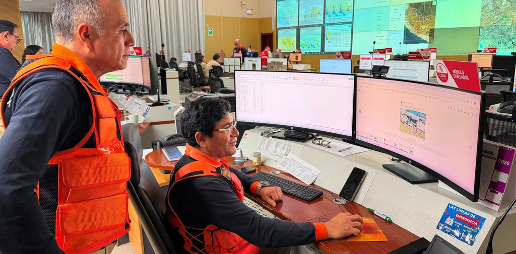 Fotografía tomada de la cuenta en X @indeciperu del Instituto Nacional de Defensa Civil de Perú (Indeci) en la que se observa al jefe del Indeci, Luis Enrique Vásquez monitoreando lo ocurrido por el terremoto.